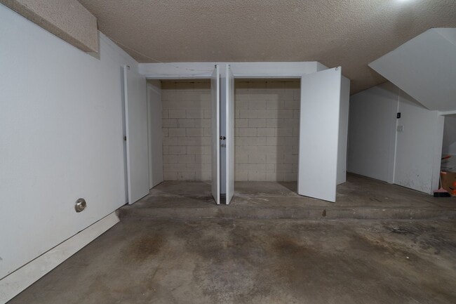Building Photo - BEAUTIFUL 4 Bed 3 Bath unit
