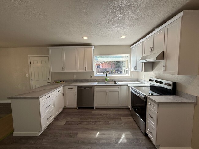 Building Photo - Updated single story home!