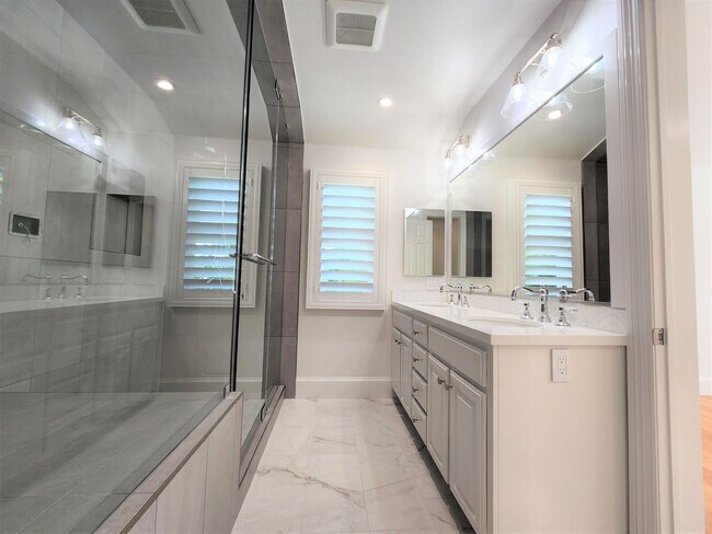 Building Photo - Updated Home Available in Downtown Palo Alto available first week of September!