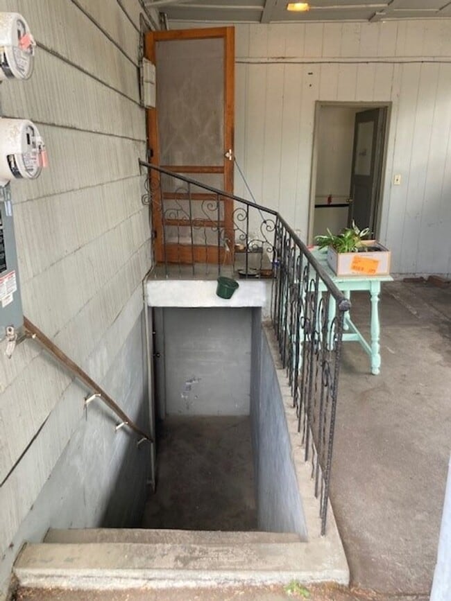 Building Photo - (487) 25th Street Duplex  2 Bdrm / 1 Bthrm
