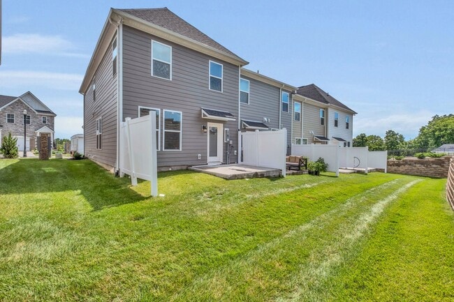 Building Photo - 3 bed/2.5 bath townhome in Tulip Hills wit...