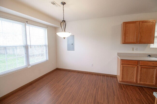Building Photo - 1601 Smiley Ln