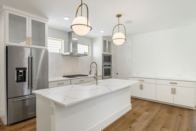 Building Photo - Modern 4-bedroom, 4-bathroom Custom Home D...