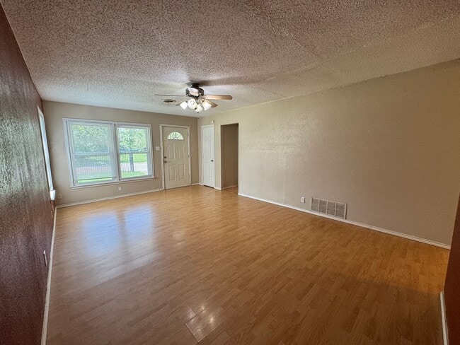 Building Photo - 360 Virtual Tour Available