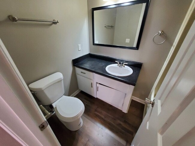 Building Photo - Spacious 3BR/2.5BA Townhouse in The Maples...