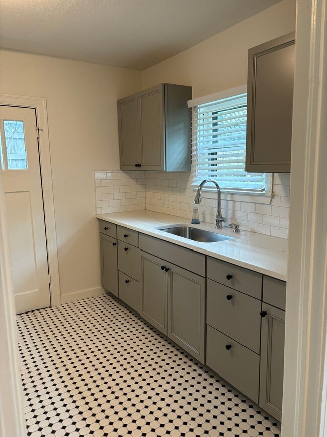 Building Photo - Cherrywood Bungalow for Rent