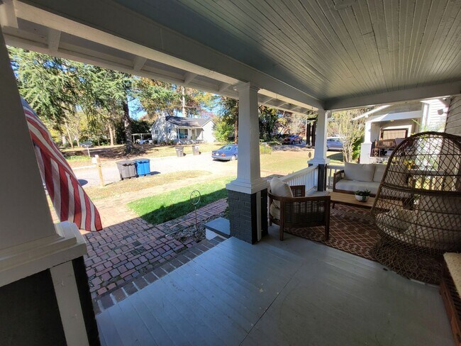 Building Photo - Charming 2 Bed/1 Bath Bungalow Style Home ...