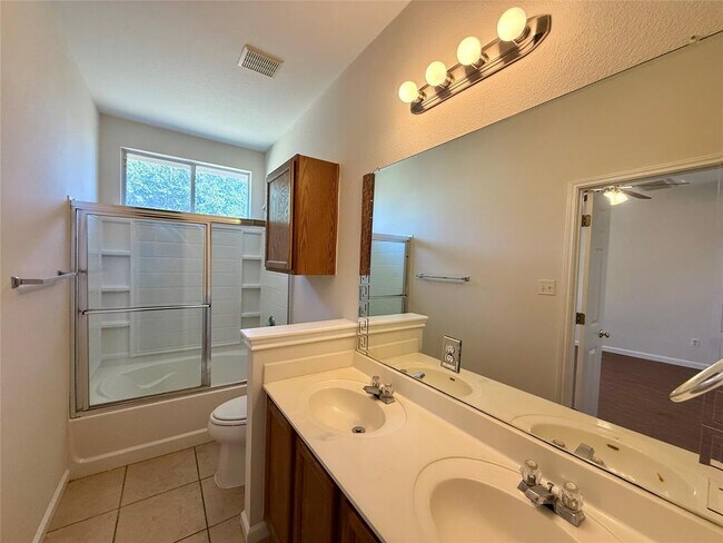 Building Photo - 702 Estancia Way