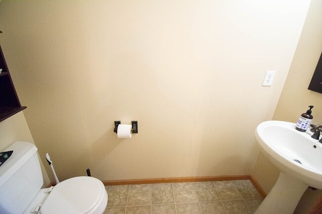 Building Photo - Stewartville Townhome with Attached Garage