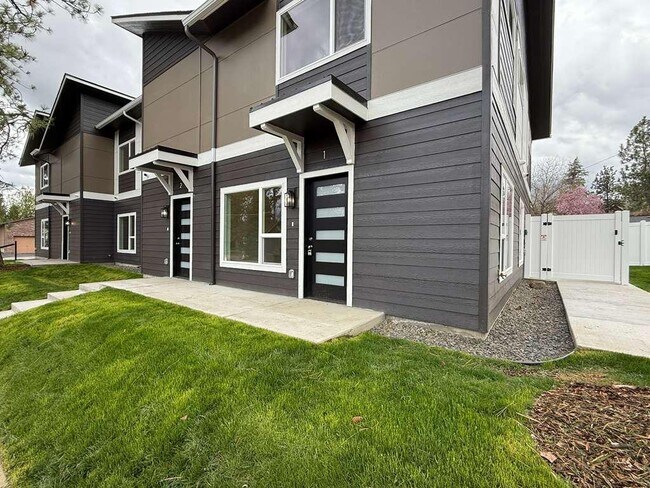 Building Photo - 3925 E 32nd Ave