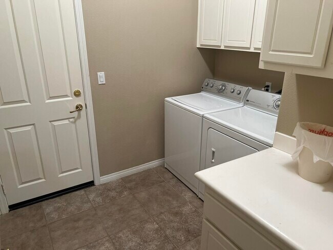 Building Photo - 59 Shoreline Dr