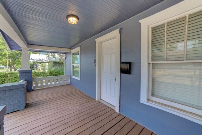 Building Photo - Charming Craftsman 3/1 Home Next To TU!