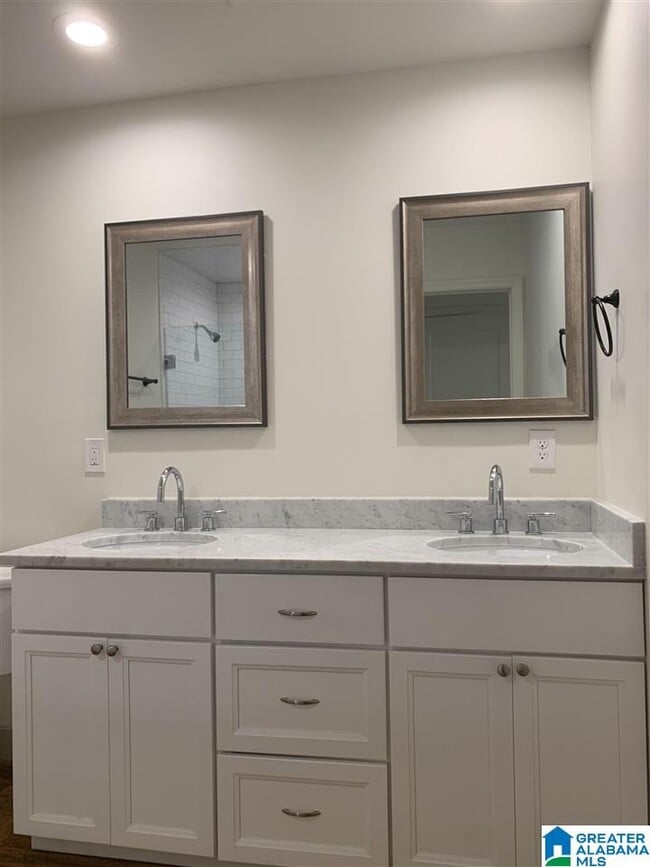 Building Photo - 808 Kingsbury Ave