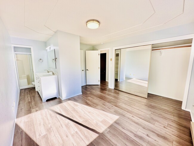 Building Photo - 1965 Mission Way S