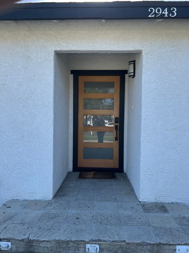 Building Photo - Spacious 3 Bedroom 2 Bath Home - Big Backyard – Simi Valley
