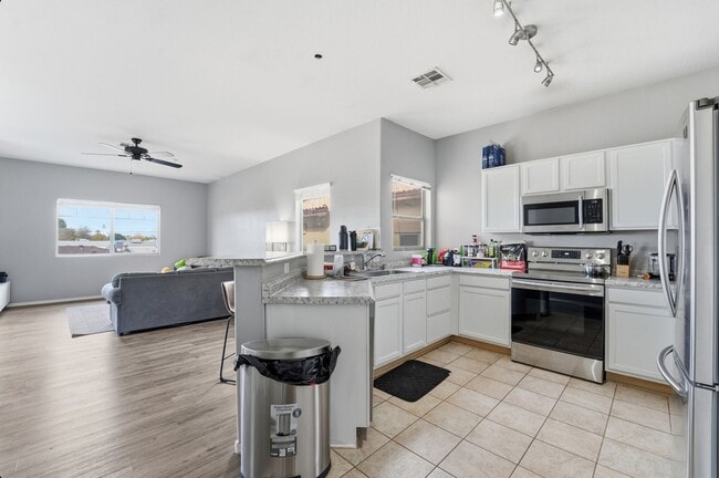 Building Photo - Bright 3-Bed Townhouse in Quiet Gated Community Near ASU