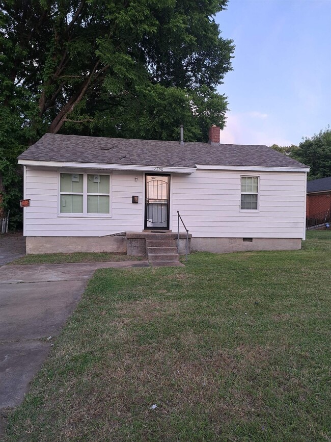 Building Photo - 1590 Latham St