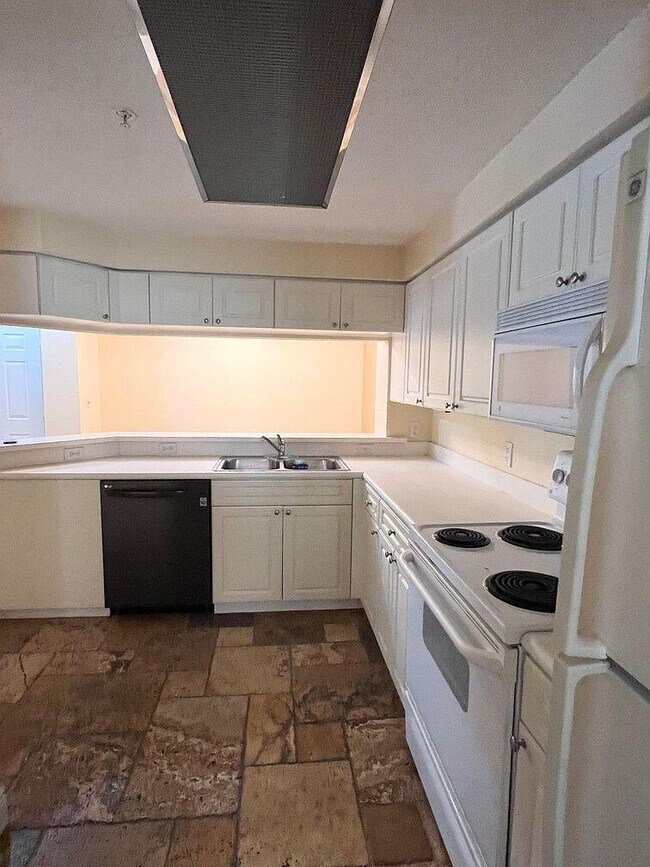 Building Photo - 3021 Alcazar Pl