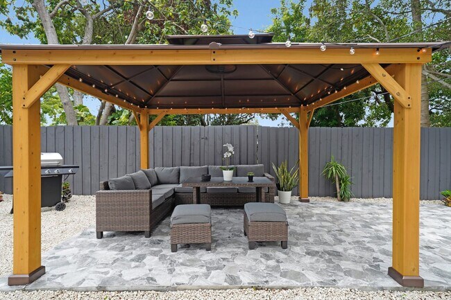 Building Photo - Furnished House in Hollywood Florida - Jun...