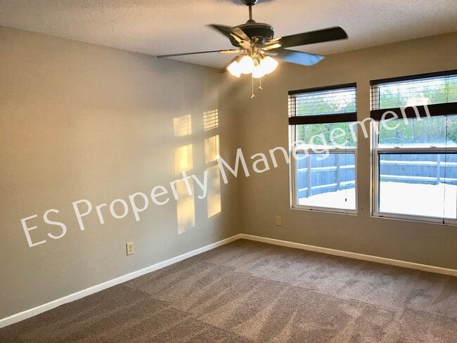Building Photo - Beautiful 3 Bedroom 2 Bathroom Ranch Style Home in Lawrence!