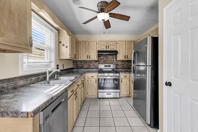 Building Photo - Completely Refreshed 3 Bedroom 2 Bathroom ...