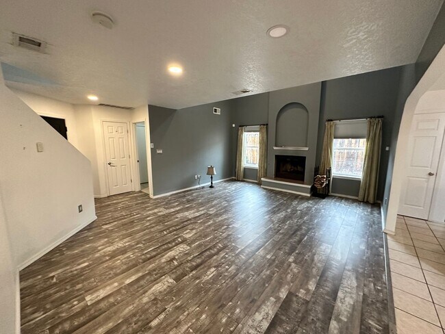 Building Photo - Tons of Character! 3 bed 2.5 bath amazing ...
