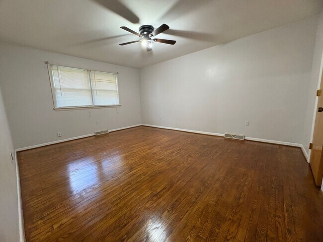 Building Photo - 4 Bedroom Single Family Home Available in ...