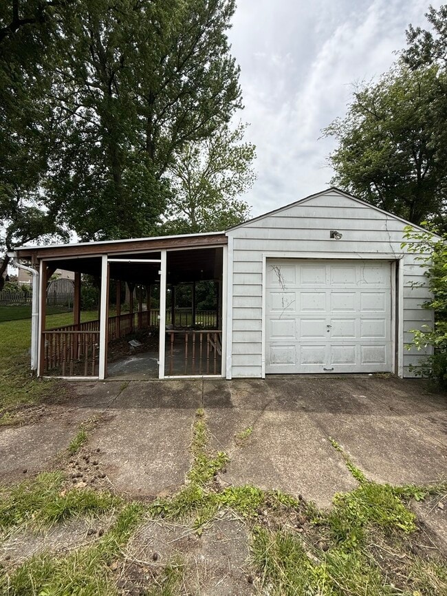 Building Photo - 718 Green Ave