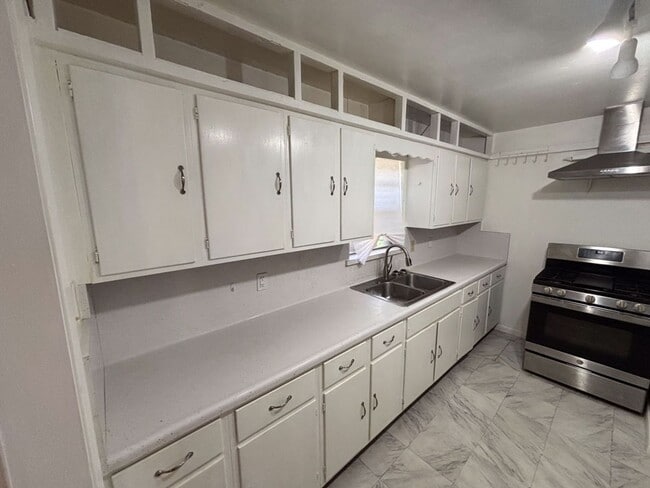 Building Photo - 2 bedroom/1 bath available for IMMEDIATE M...