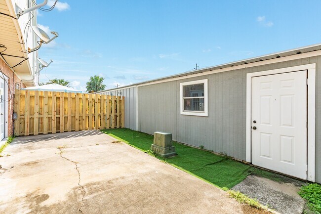 Building Photo - 1920 Back Bay Dr