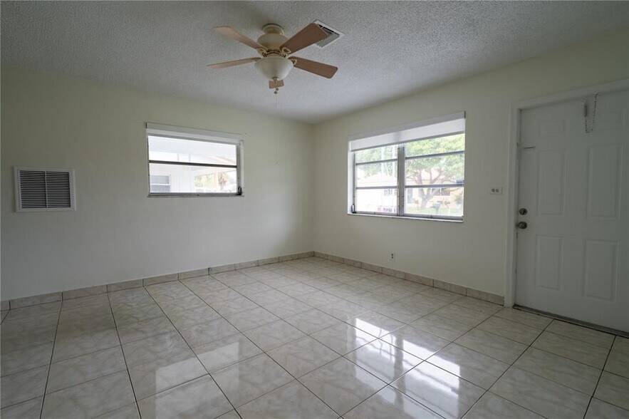 Building Photo - 2702 NW 51st Pl