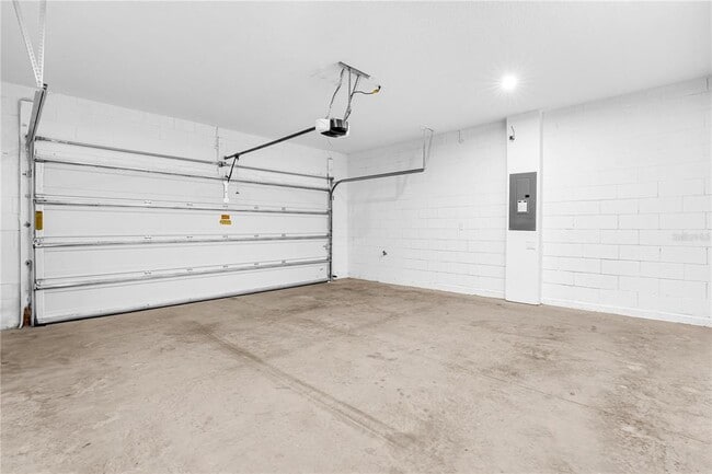 Building Photo - 1100 Lakeshore Breeze Pl