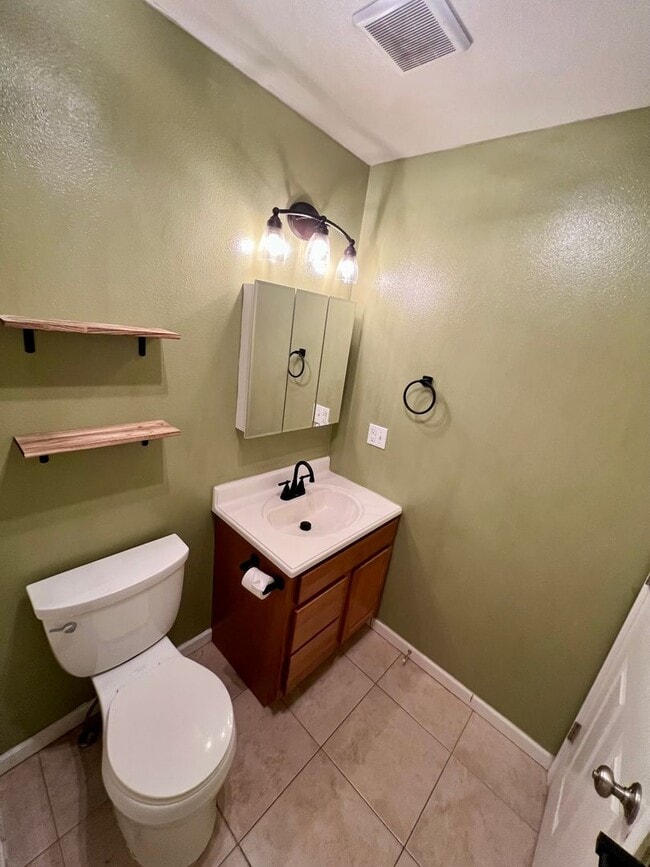 Building Photo - 3-Bedroom Home in North Pole / 2 Car Garag...