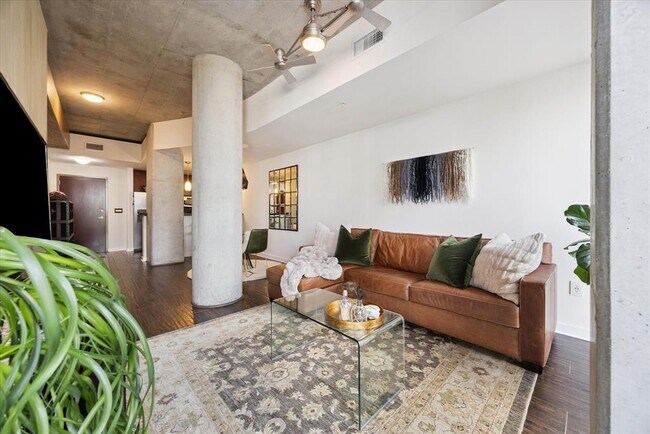 Building Photo - 360 Nueces St