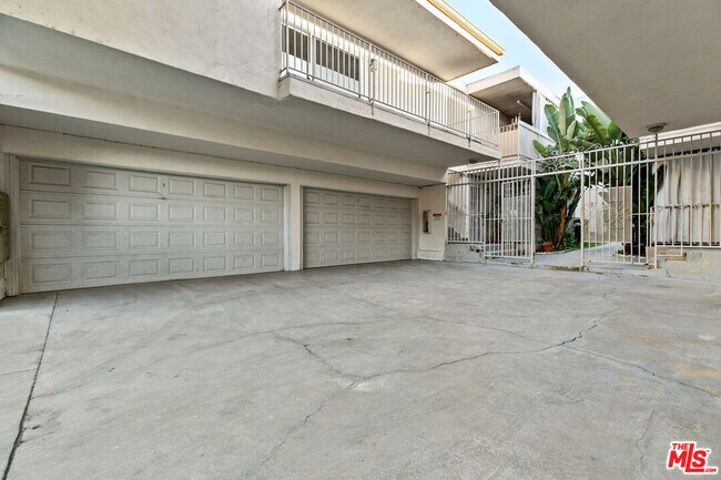 Building Photo - 330 E Dryden St