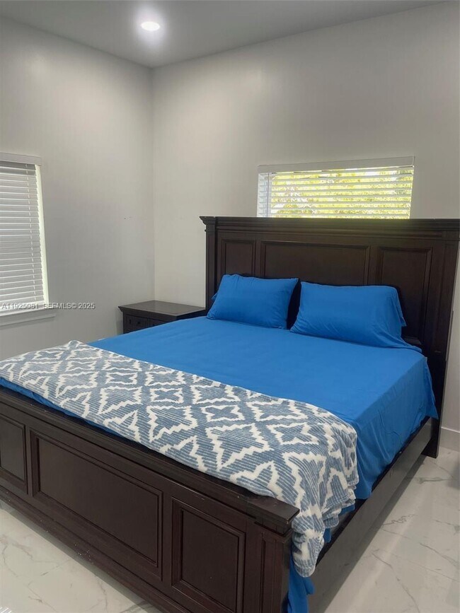 Building Photo - 321 Briggs