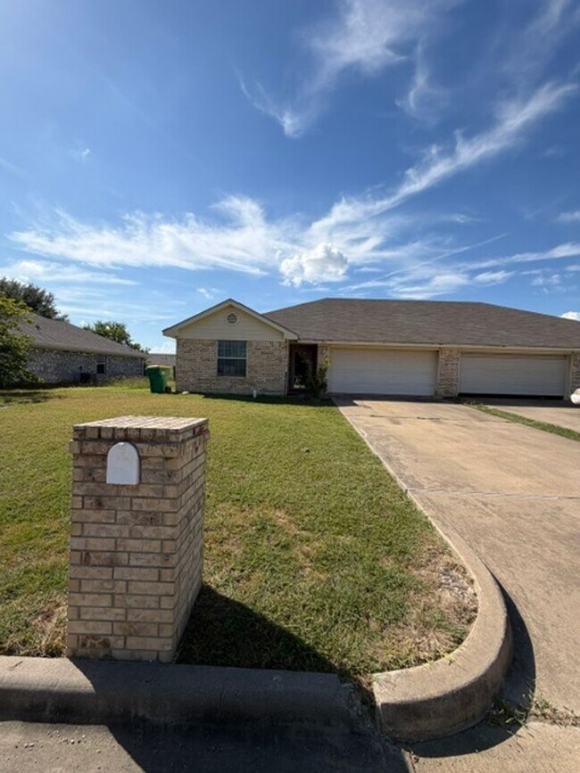 Building Photo - Spacious 3 BR / 2 BA Rental Home with 2-Car Garage & Fenced Backyard in Robinson, Waco, TX