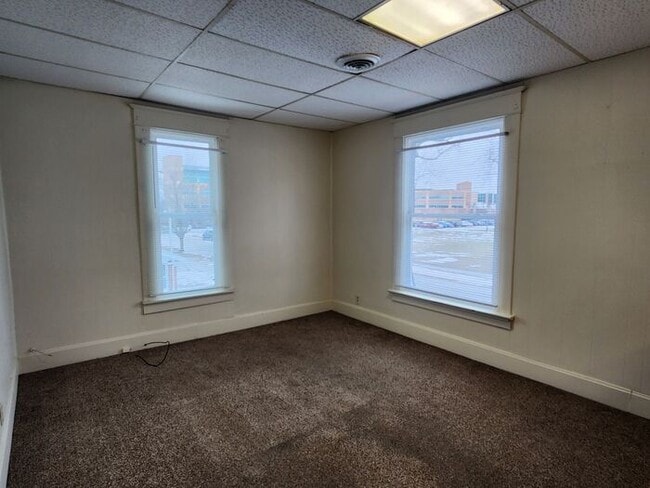 Building Photo - 2 Bedroom Upper Apartment