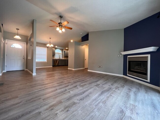 Building Photo - 1132 N Maple Creek Ave