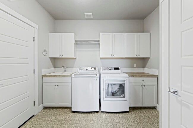 Building Photo - 23 W Arnaz St