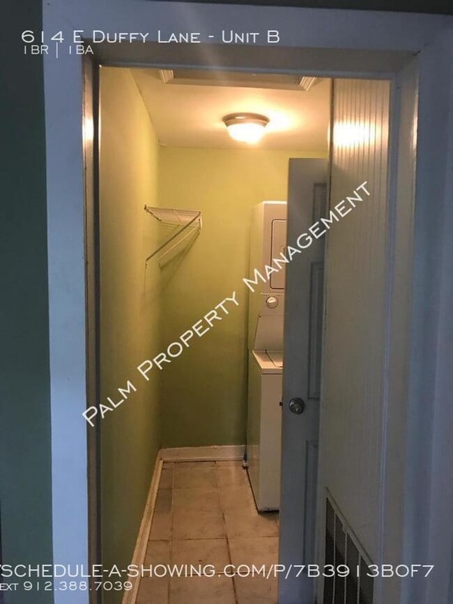 Building Photo - Adorable Studio Apartment Available with great shared Courtyard