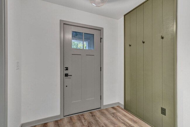 Building Photo - 4 Bed for Rent in Edison Park- The Nations!