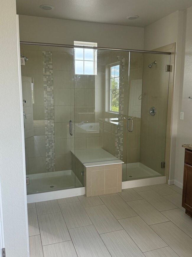 Building Photo - Spacious and Bright 4 Bedroom Home in Wind...