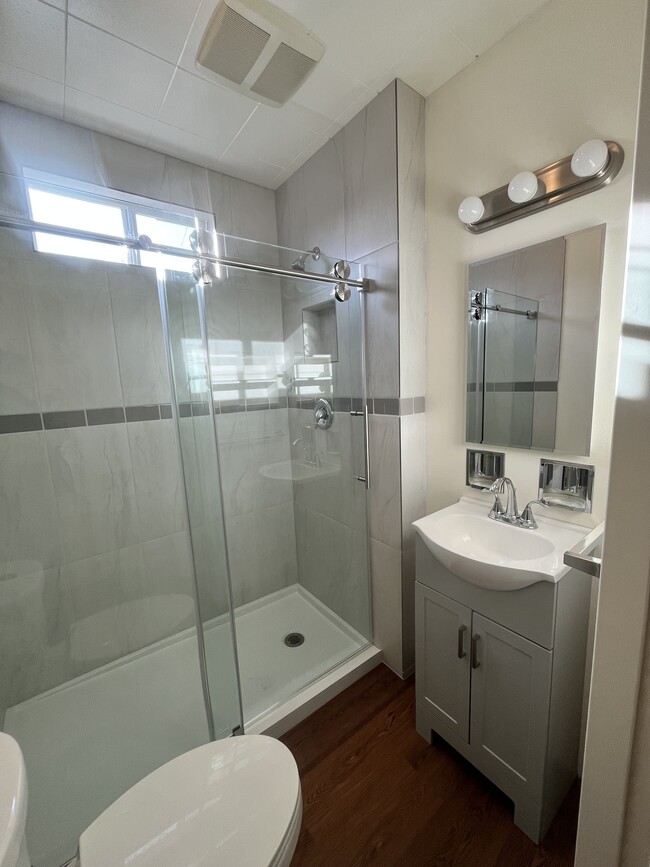 Building Photo - 118 E Chelan Ave