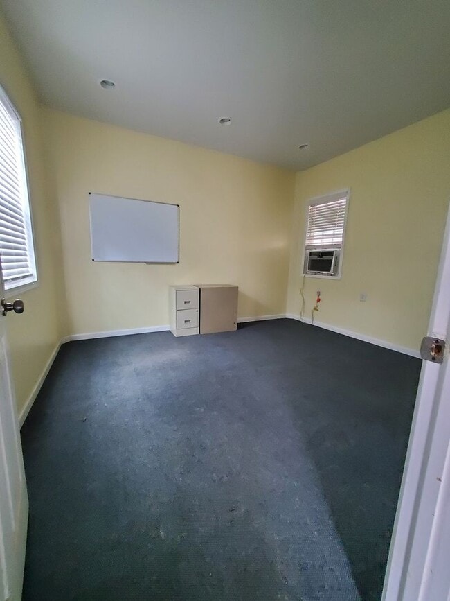 Building Photo - Ready to move in!