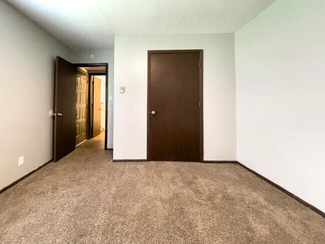 Building Photo - 2213 E Memorial Dr