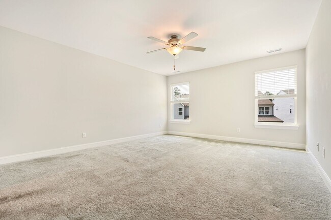 Building Photo - Available now! Spacious & beautiful 3 bedroom townhome!