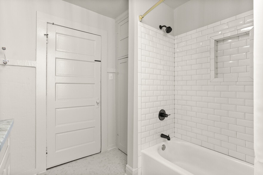bathroom 1 - 270 Audubon St