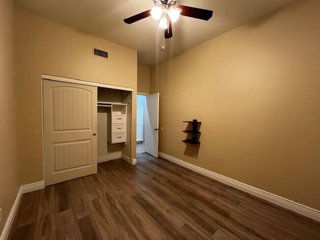Building Photo - Stylish & Solar-Powered 5-Bed Gem with Vau...