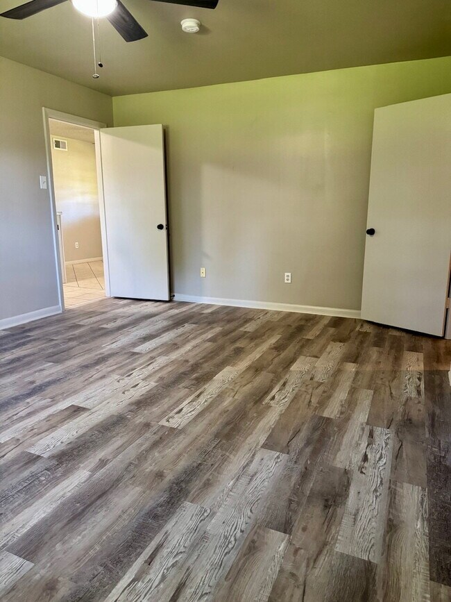 Building Photo - "Charming 3-Bedroom Gem with 2 Full Baths on 54th Street – Spacious 1,725 Sq Ft Haven in Lubbock!"